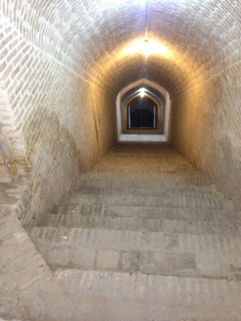 پله هایی که تو را به آب زلال قنات در محله فهادان می برد